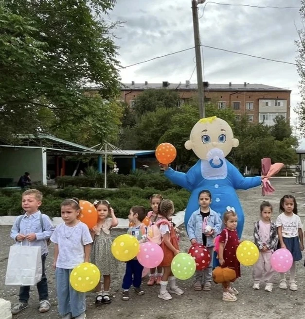 «Пупс встречал малышей 1 сентября — и в этом было столько тепла. 🧸 Один взгляд на него...