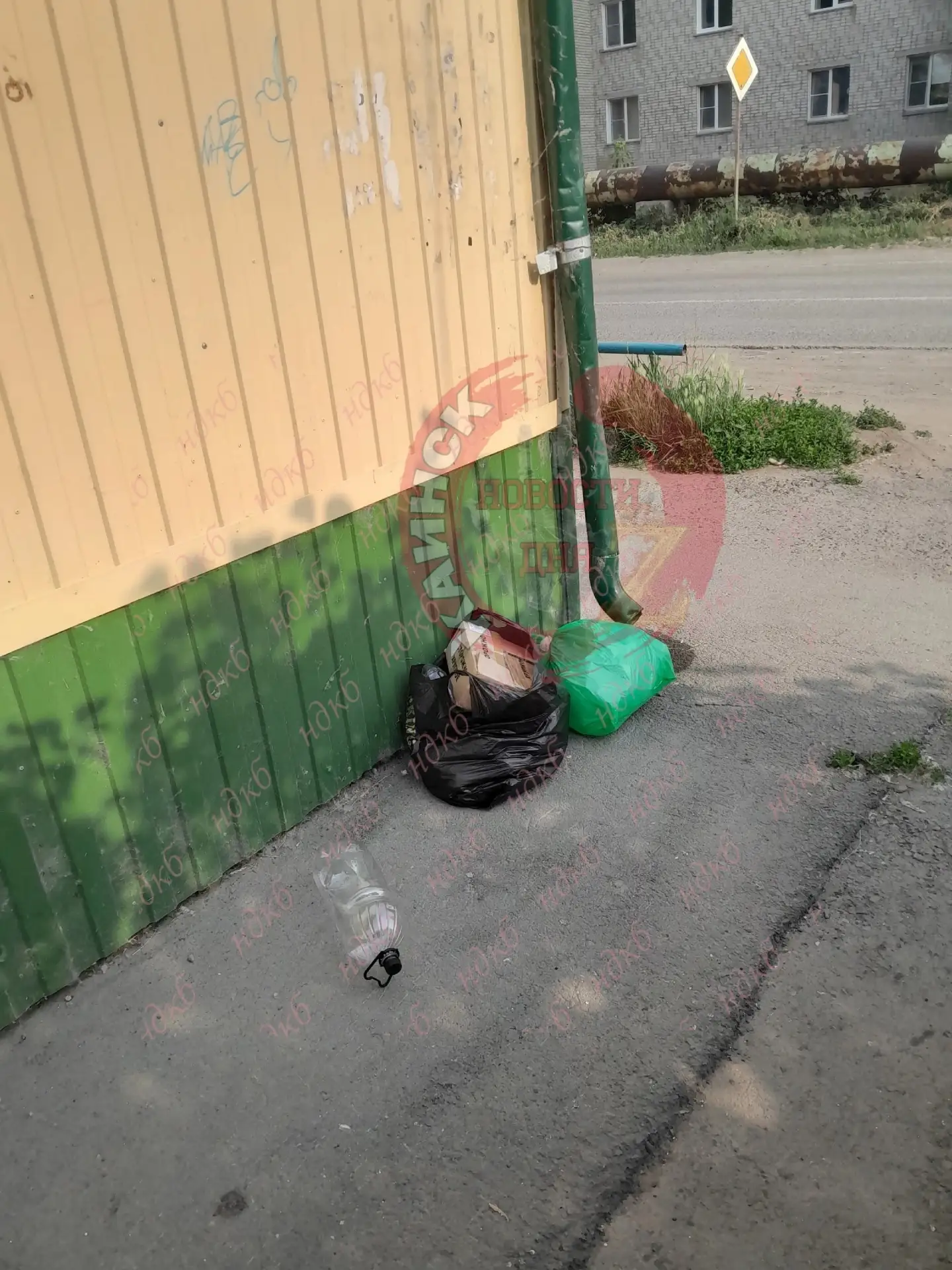 Нет я конечно все понимаю что до мусорки идти иногда лень, но не также делать. Придите и заберите св