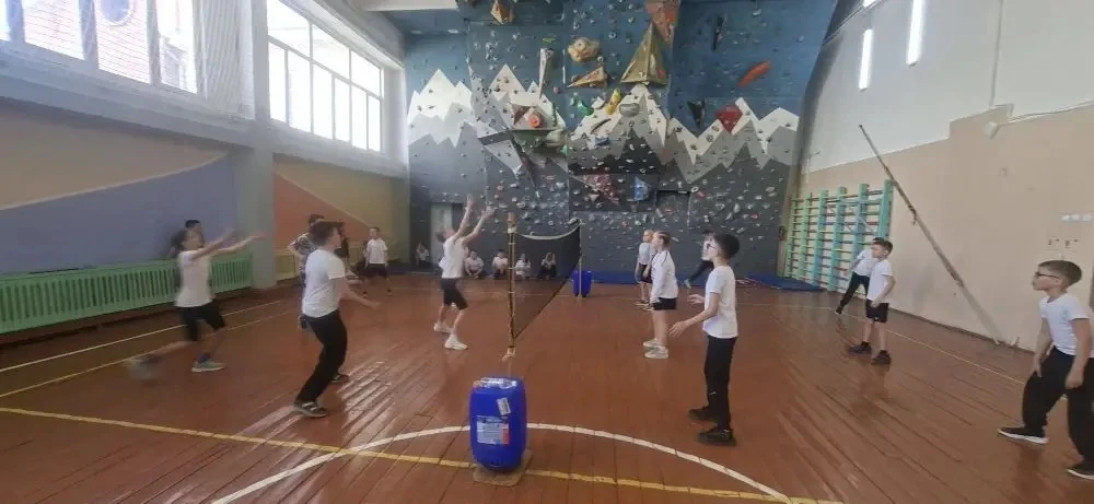 Заголовок: Космический турнир по пионерболу: полет прошел отлично! 🚀🏐  8 апреля в нашей школе кипели