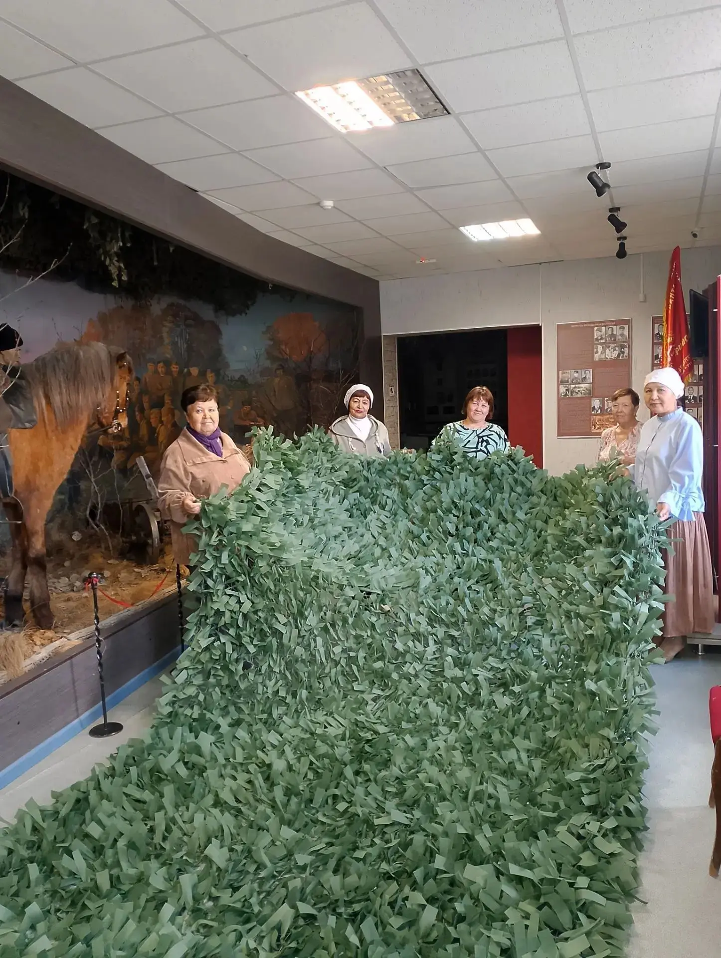 Волонтёры музейного центра «Ватан» группы «Серебряные лучи» завершили плетение очередно...