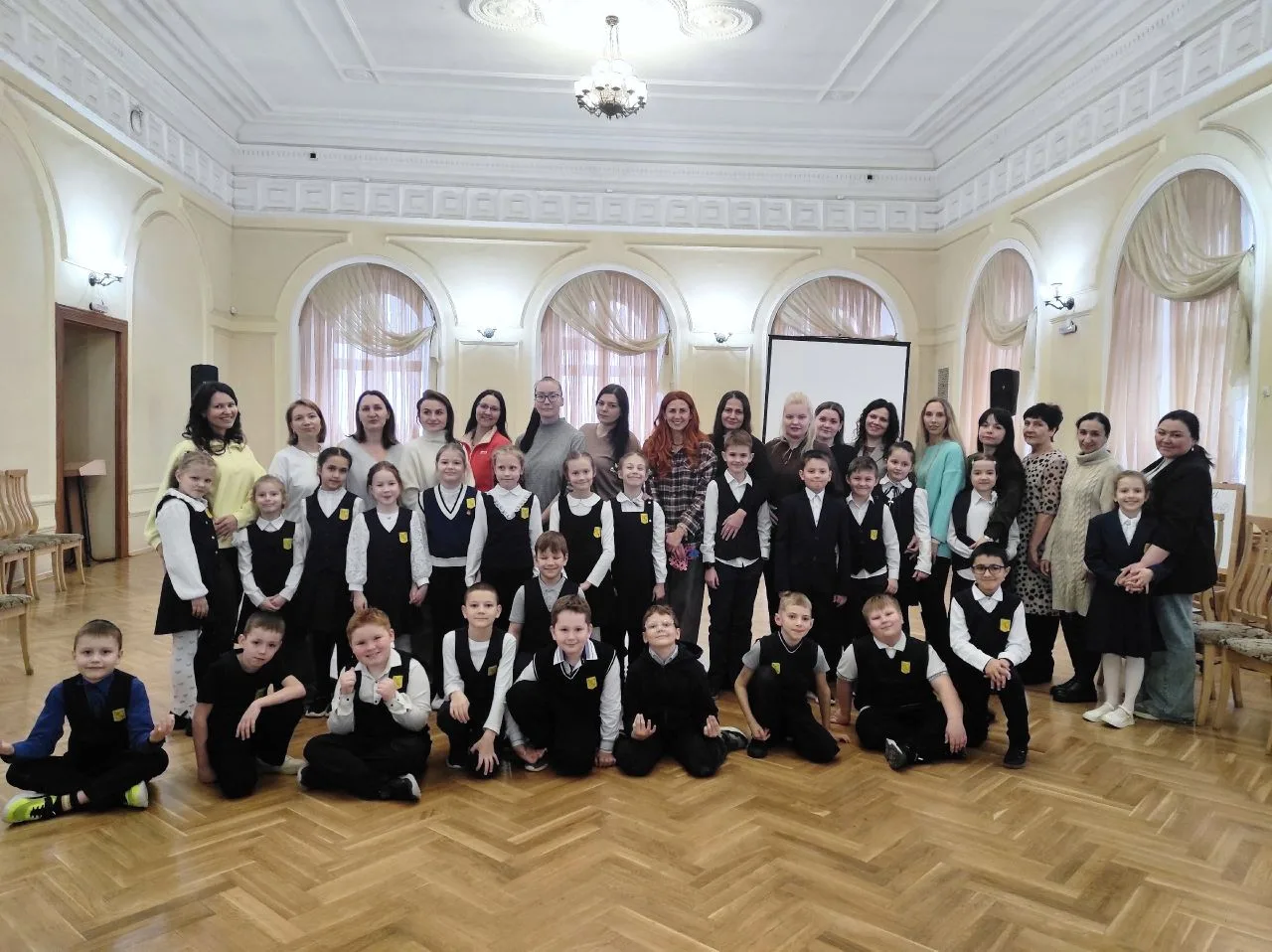 В библиотеке имени А. Грина накануне 8 Марта было шумно и весело — ученики 2 «Б» класса устроили для