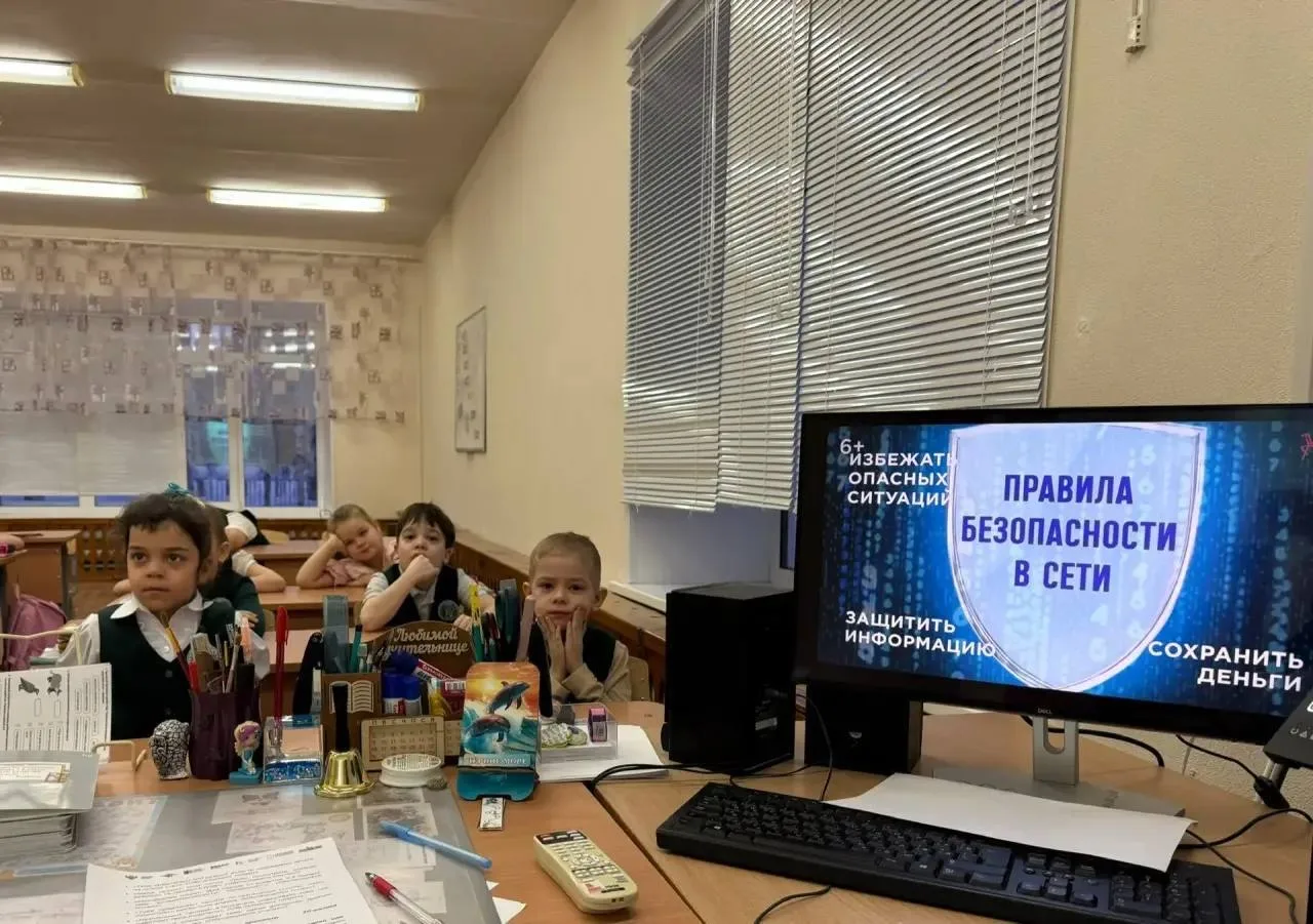 #Про_важное #Про_патриотизм  2 марта в нашей школе состоялась торжественная церемония выноса Государ