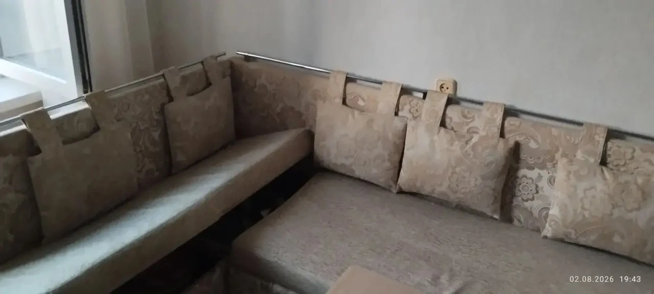 Кухонный уголок б/у ,со спальным местом, с коробом для мелочей продам чисто за символическую сумму 2