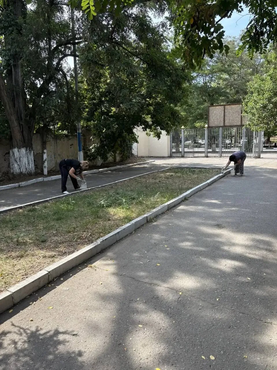 В городе Каменске продолжаются субботники. Сотрудники финансового управления Администра...