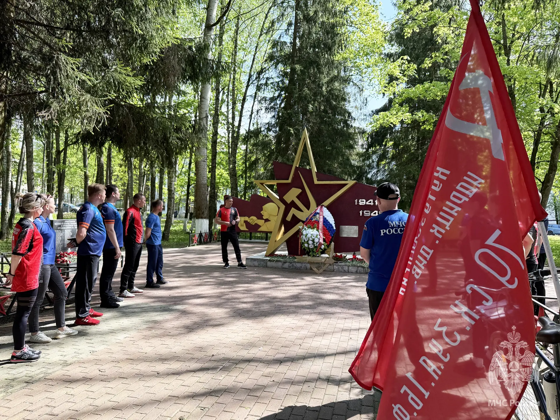 🇷🇺 Сотрудники МЧС России приняли участие в велопробеге «Дорога памяти»  В честь Победы в Великой Оте
