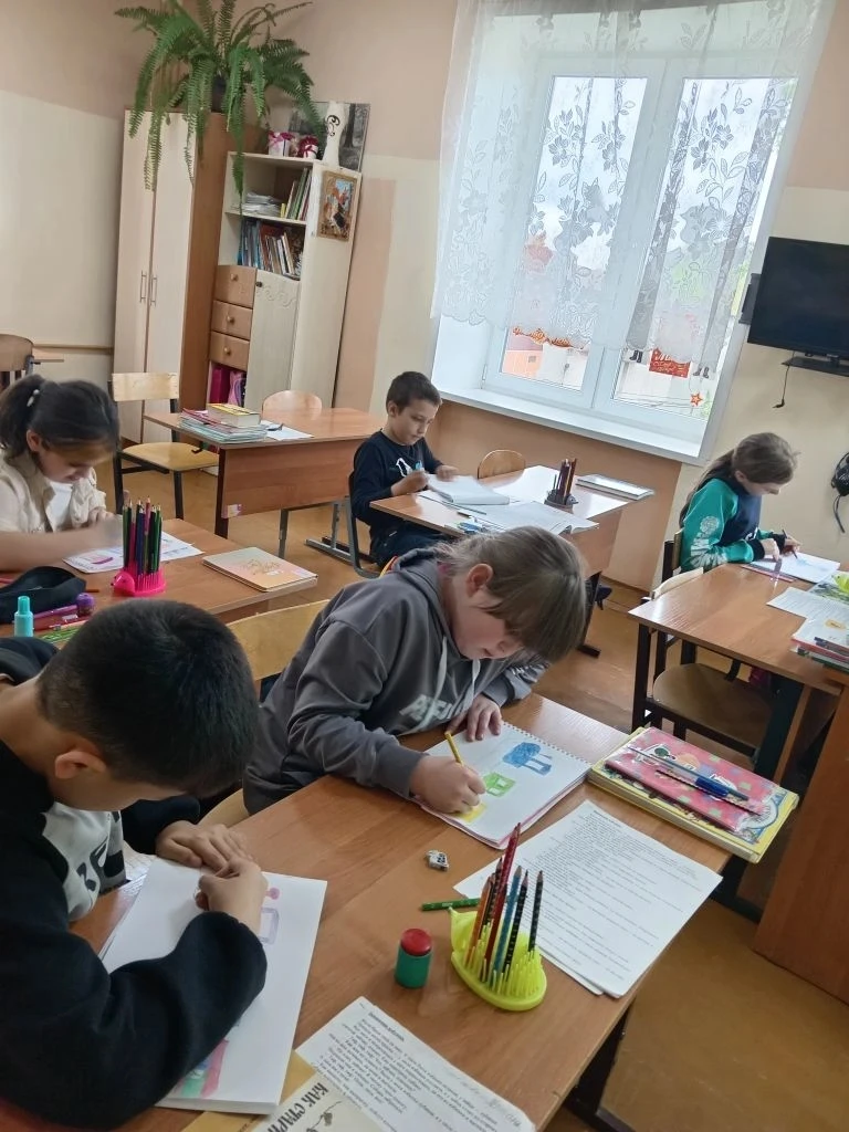 15мая во 2 классе прошёл классный час на тему"Безопасность на объектах железной дороги"