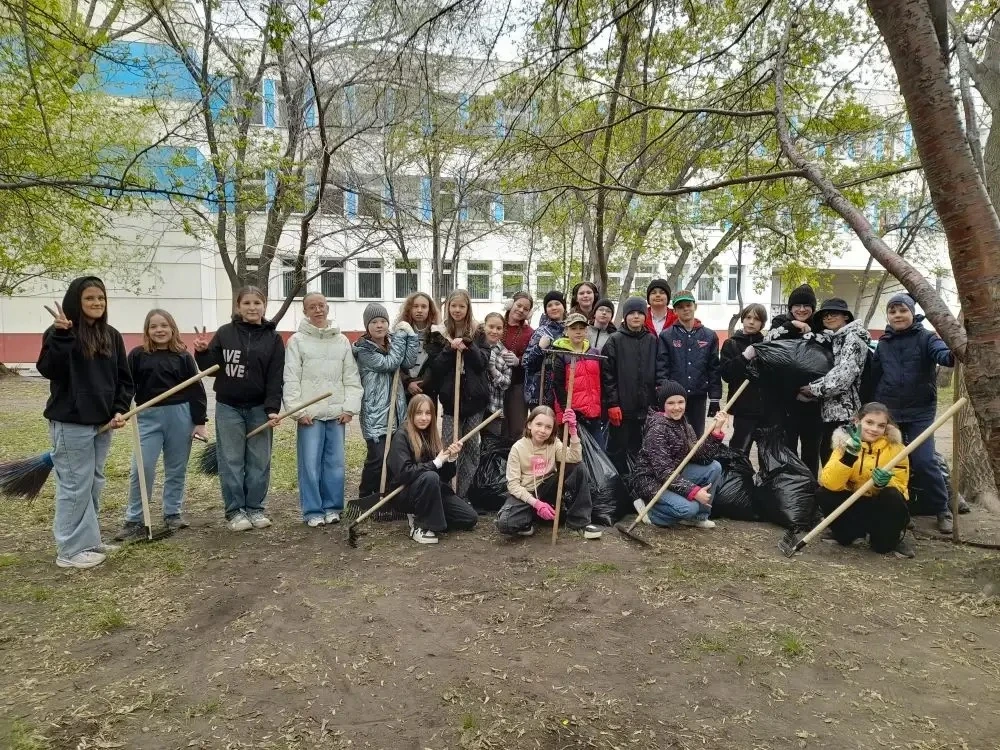 Ученики привели в порядок территорию гимназии🧹🍃