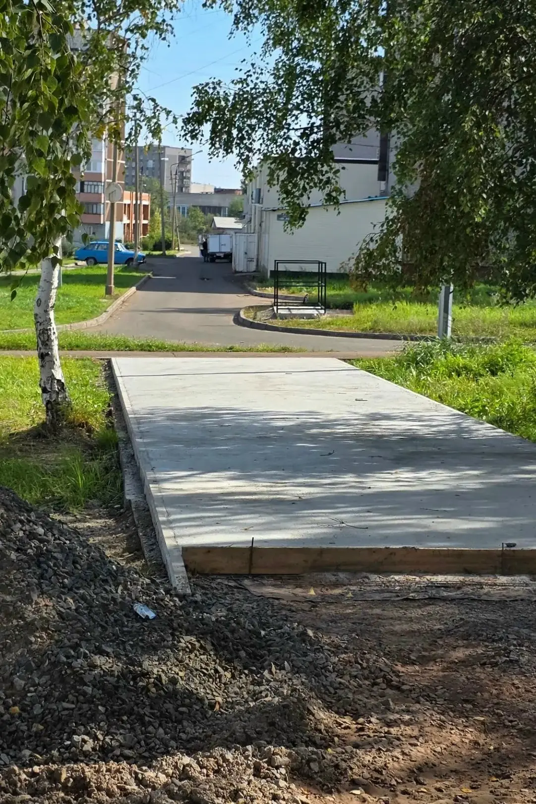 Не только на мысе Пурсей решили вход украсить мусорной площадкой.