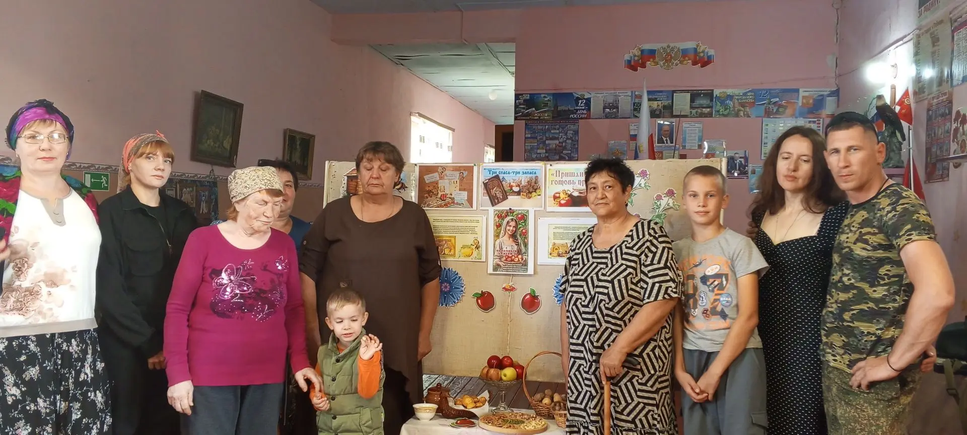 Фольклорные семейные посиделки "Три спаса- три запаса" прошли сегодня в Козловской сель...