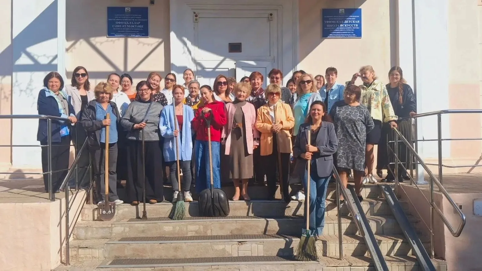 26 сентября. Утро. Вместо творческих инструментов — вклад в красоту родной школы. 🍁