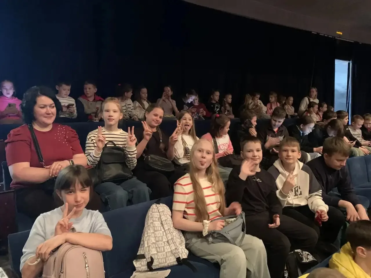 🎭 В ГОСТИ В ТЕАТР ЮНОГО ЗРИТЕЛЯ! 🎭  📍3 апреля ученики 3-х и 5 "А" класса   отправились в Театр юного