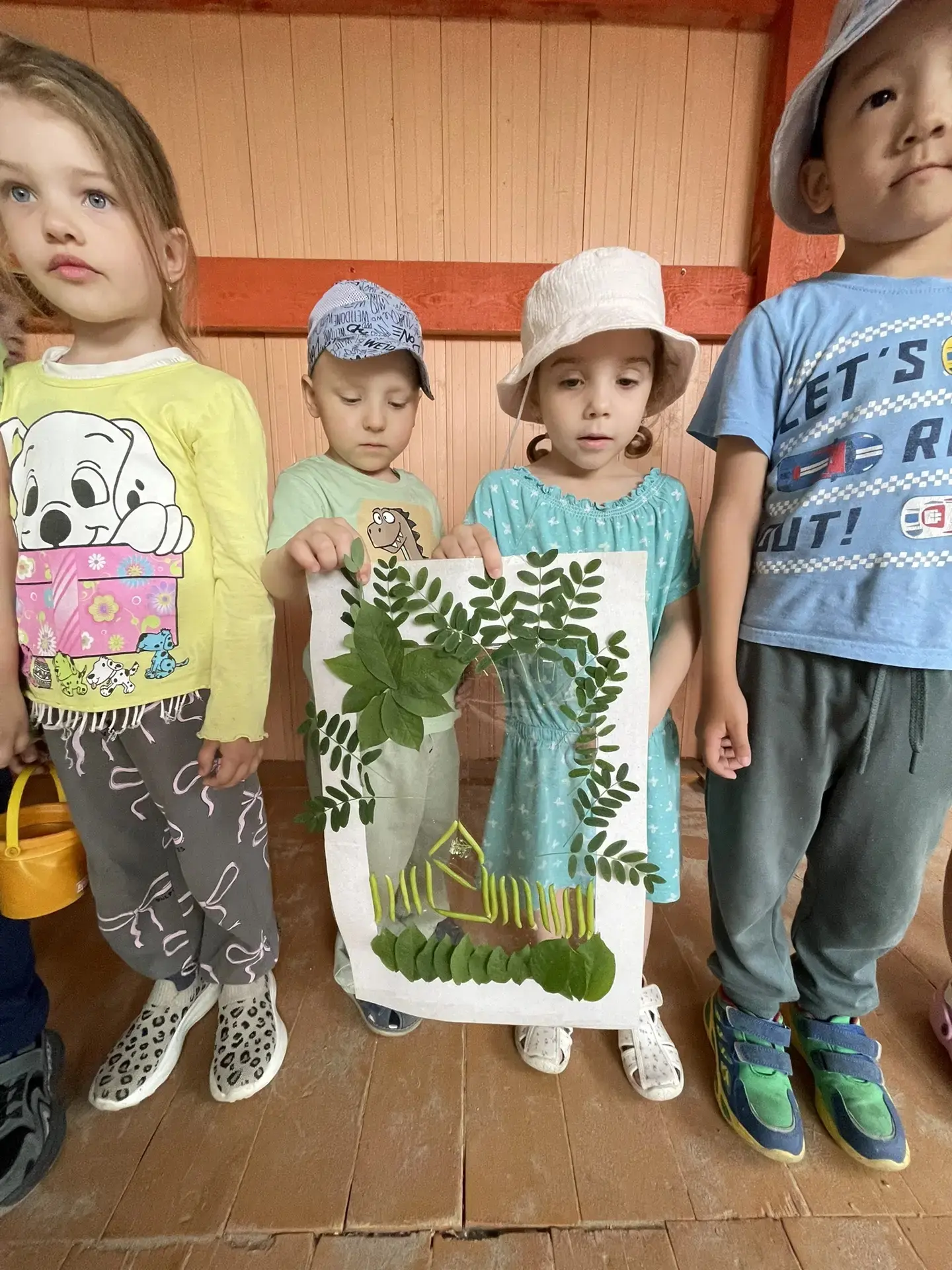 🖼️ Сегодня мы с ребятами превратили прогулку в творческий эксперимент! Нашли природные материалы и 
