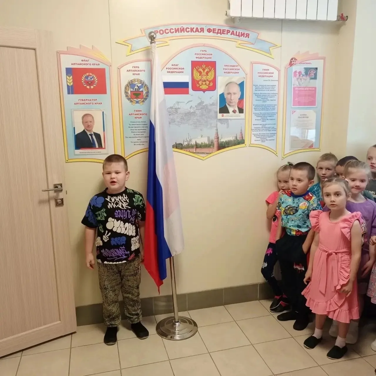 По понедельникам в нашем детском саду звучит особая традиция — вынос флага! 🇷🇺