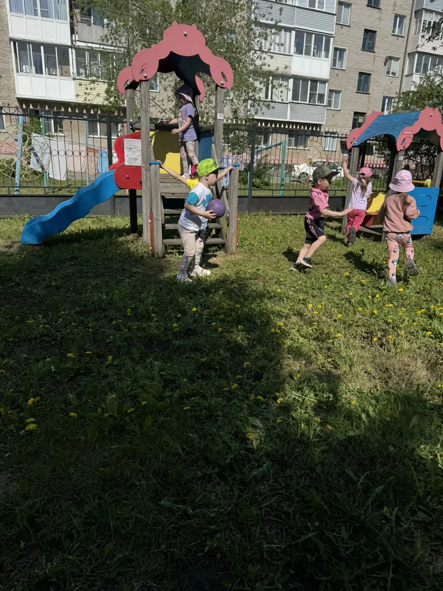 В старшей группе — веселая прогулка! ☀️👫

Ребята катаются с горки 🛝, играют в мяч ⚽, некоторые воз
