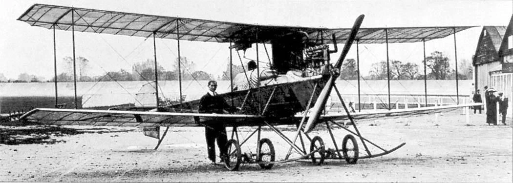 25 августа 1912 года лейтенант ВМС Великобритании Уилфред Парки стал первым в мире пило...