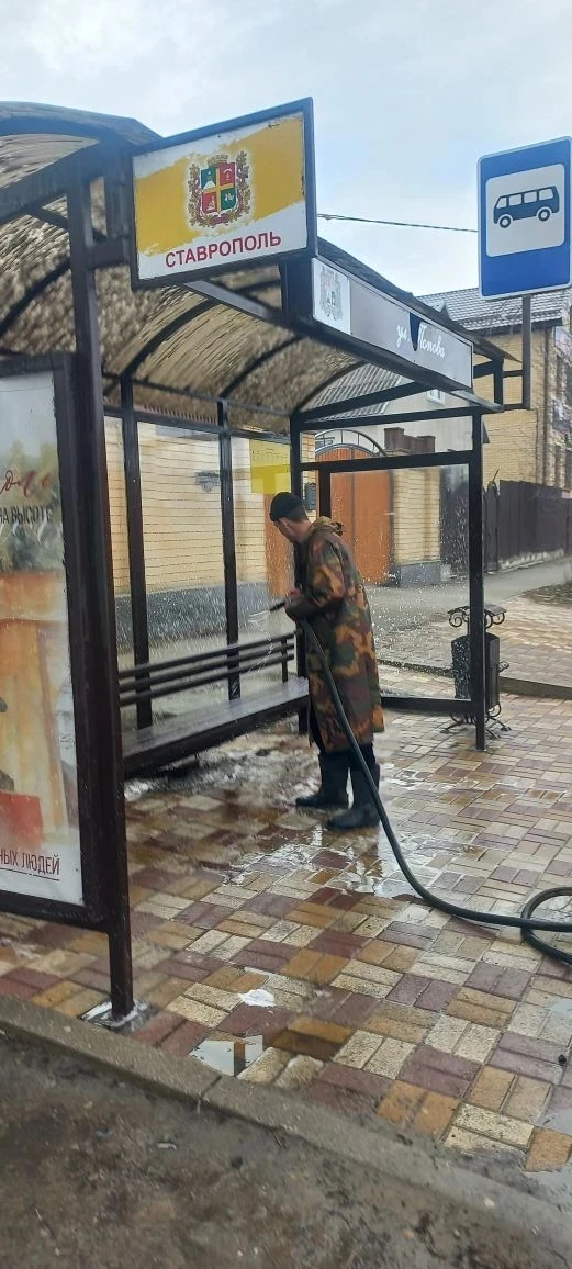 Продолжаем приводить в порядок город после зимы. Коммунальщики моют остановочные павильоны, прочищаю