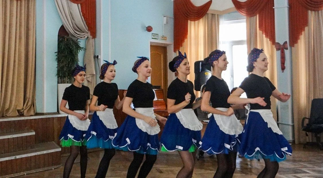 Парад звёзд в нашей школе!🌟 Чем завершить весеннюю предпраздничную неделю? Конечно, ярким концертом!