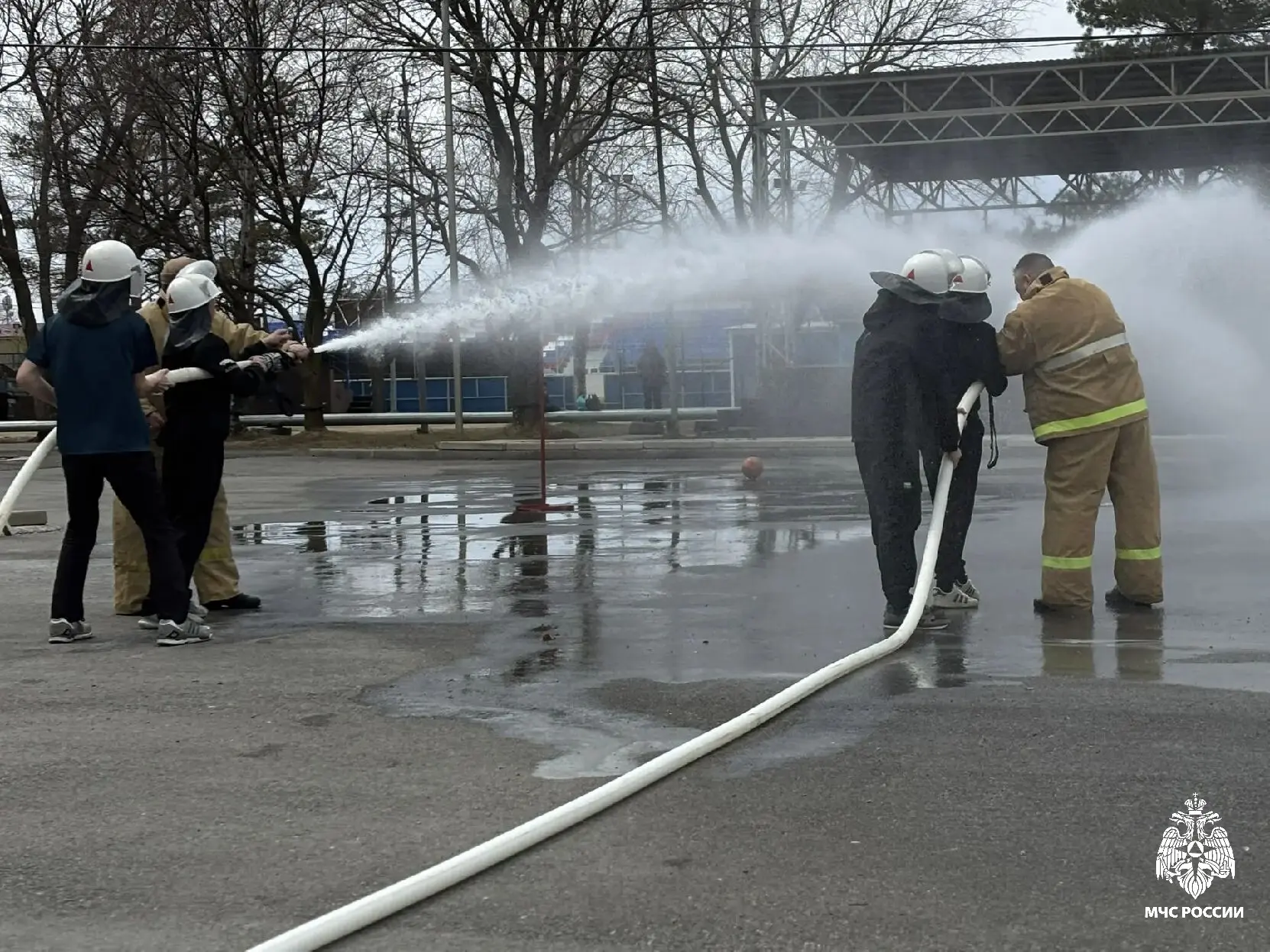 🧑‍🚒От эвакуации до тушения из пожарного рукава - всё по-взрослому  В преддверии детской оздоровитель