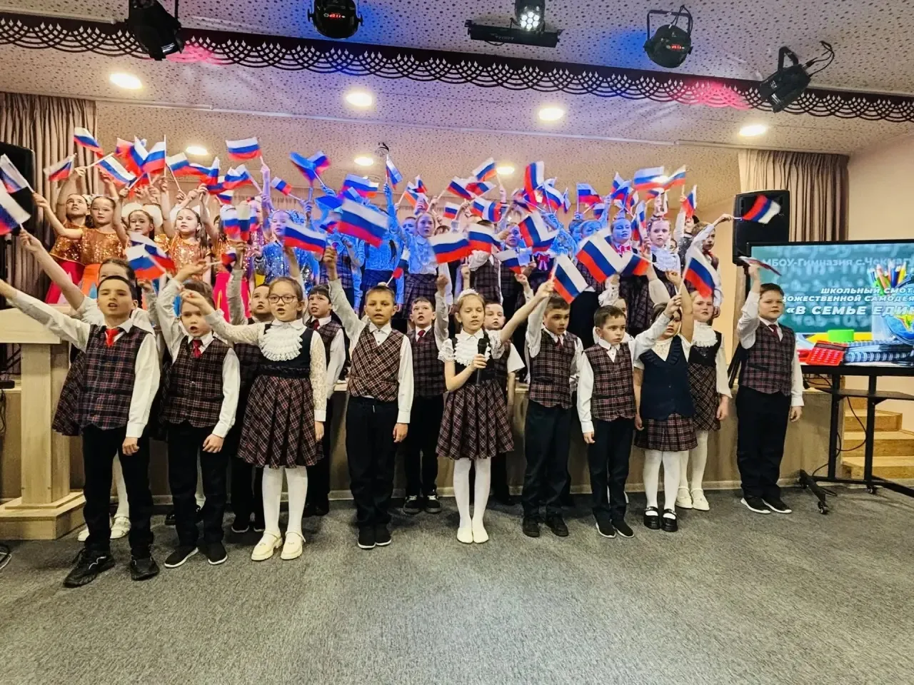 ✨ «В семье единой»: второклассники отмечают Год единства народов России! ✨  🎭 Сегодня в нашей школе 