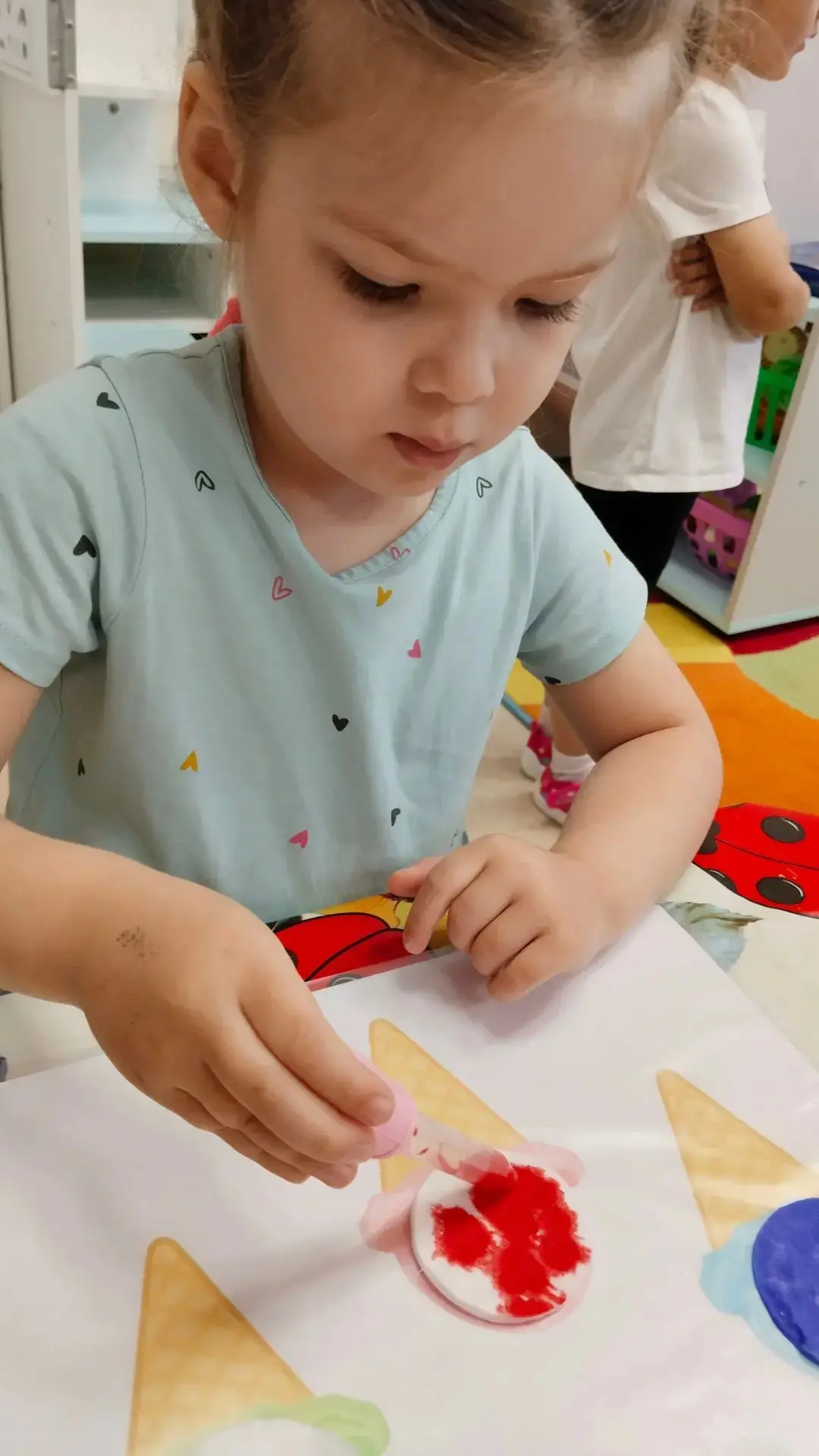 🎨 Ребята группы Неваляшки работали в технике точечной заливки: на ватном диске был задан контур, а 