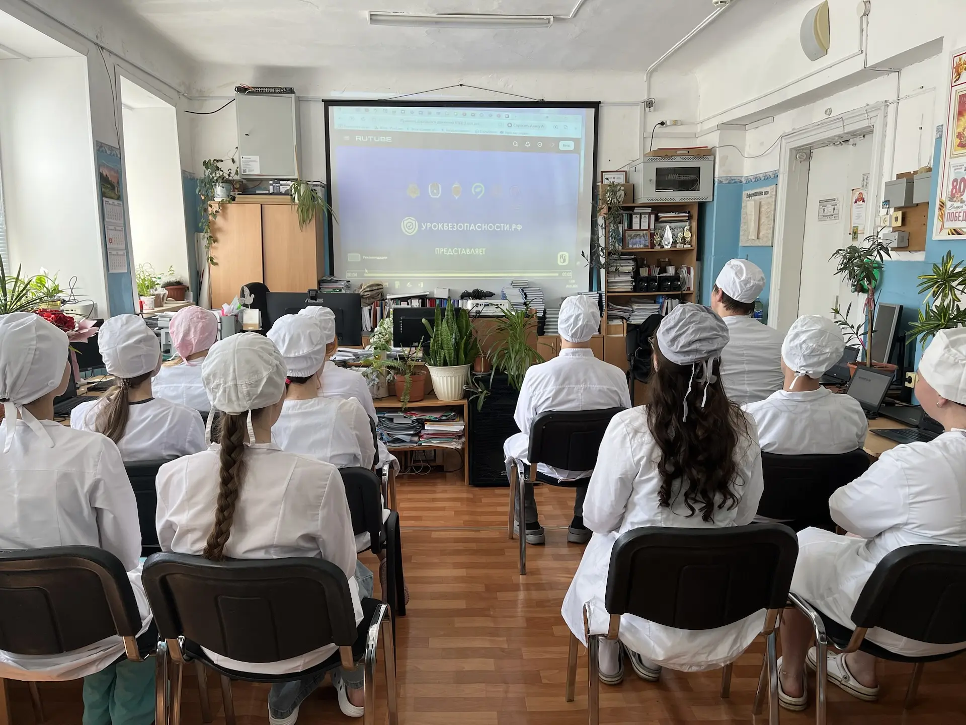 В группах прошел кинолекторий по безопасному поведению на дорогах.
