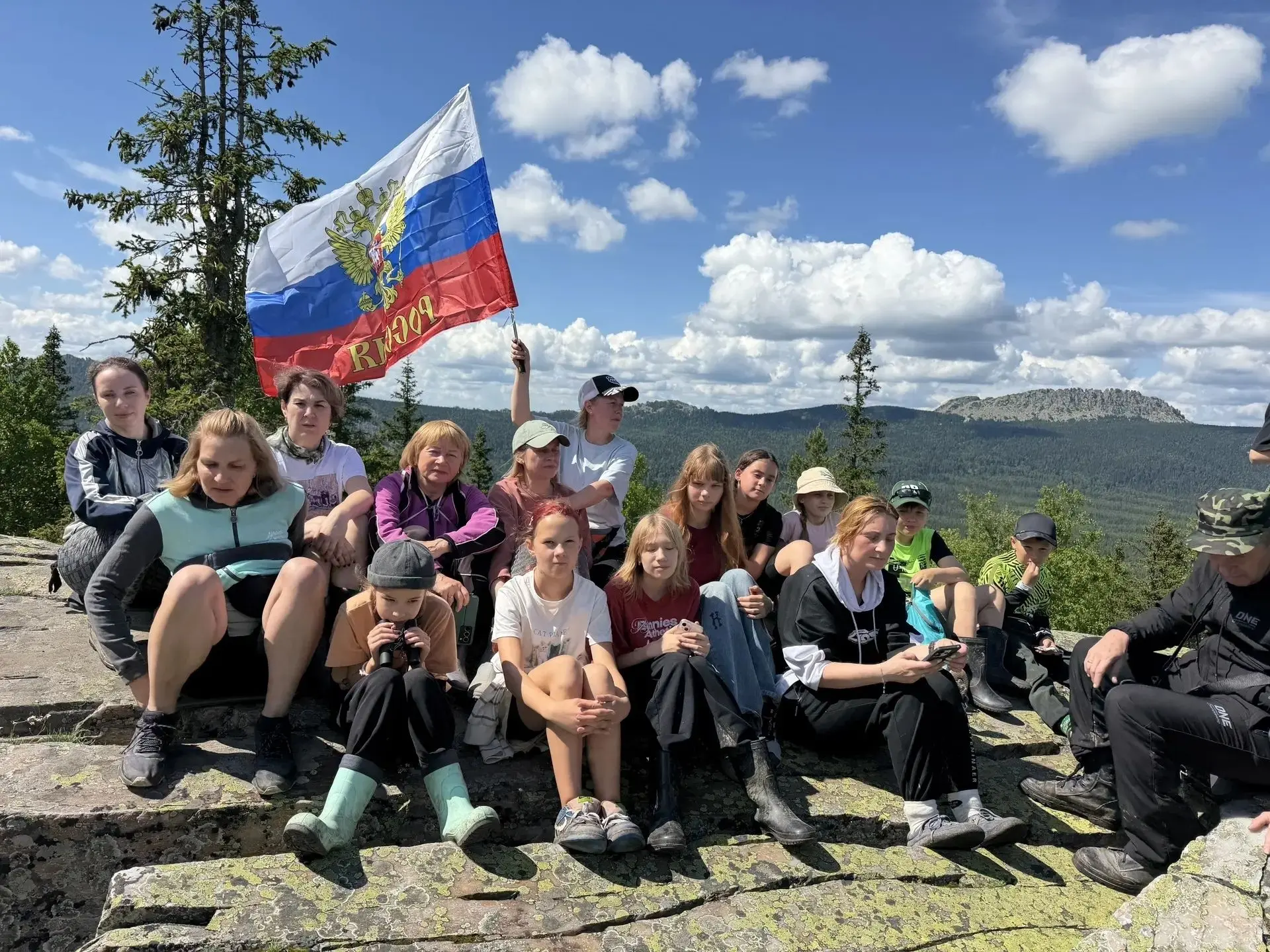 В День России на вершине!
В прошедшие выходные дни обучающиеся Спортивной школы олимпийского резерва