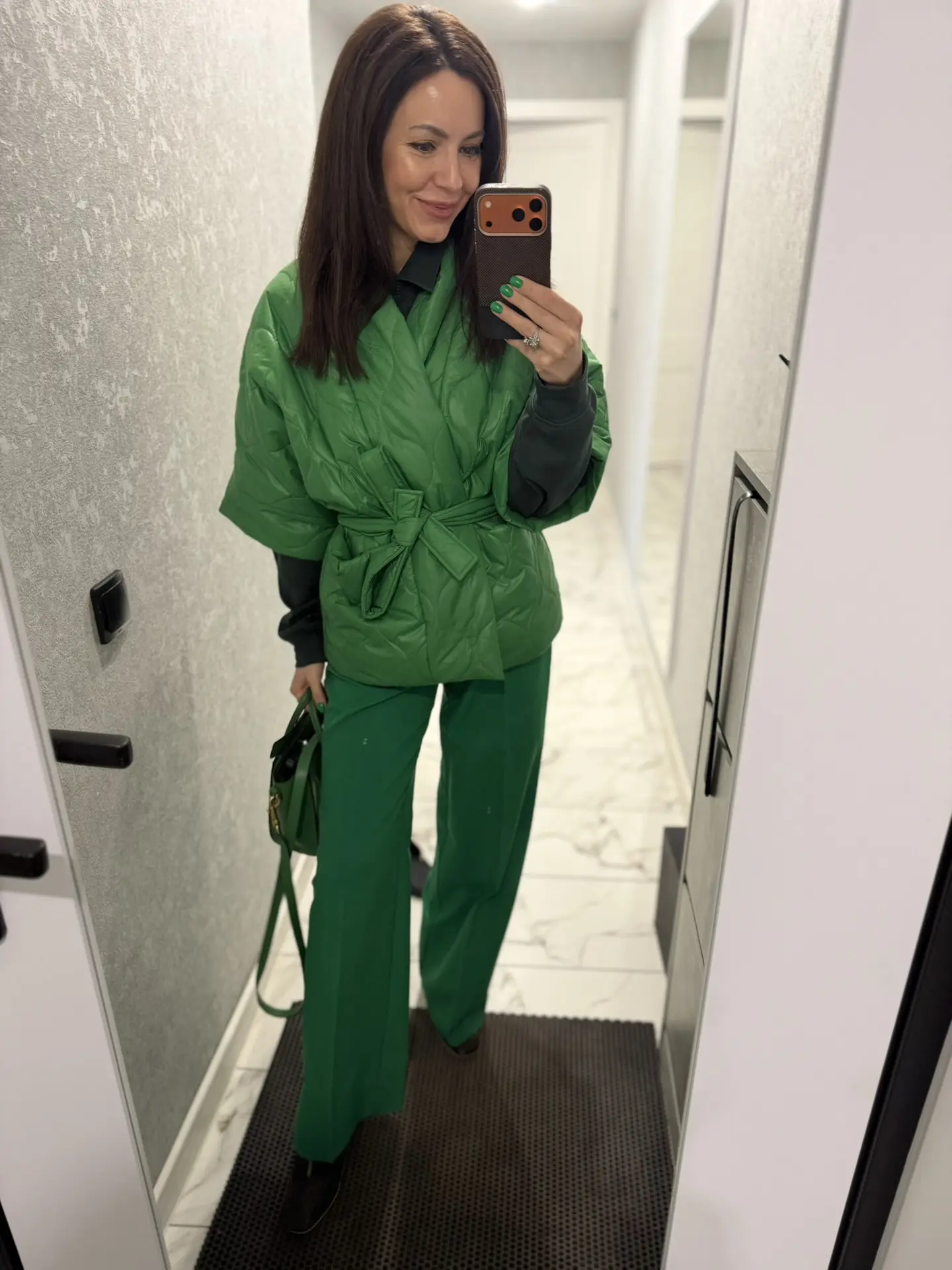 Короче ,я опять сорвалась и сделала зеленые ногти 💚

Это потому что дети болели ,собака и я .Стресс
