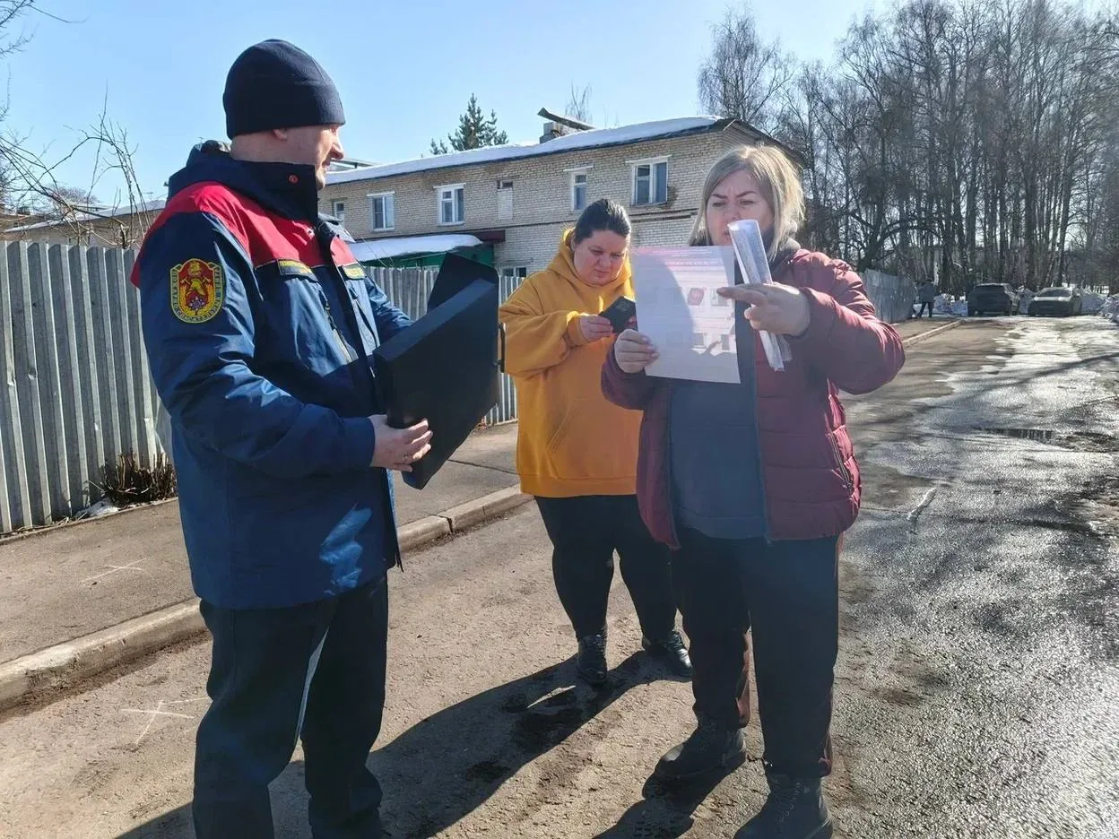 Профилактические рейды провели сотрудники МЧС в Краснопахорском районе.

Специалисты МЧС организовал