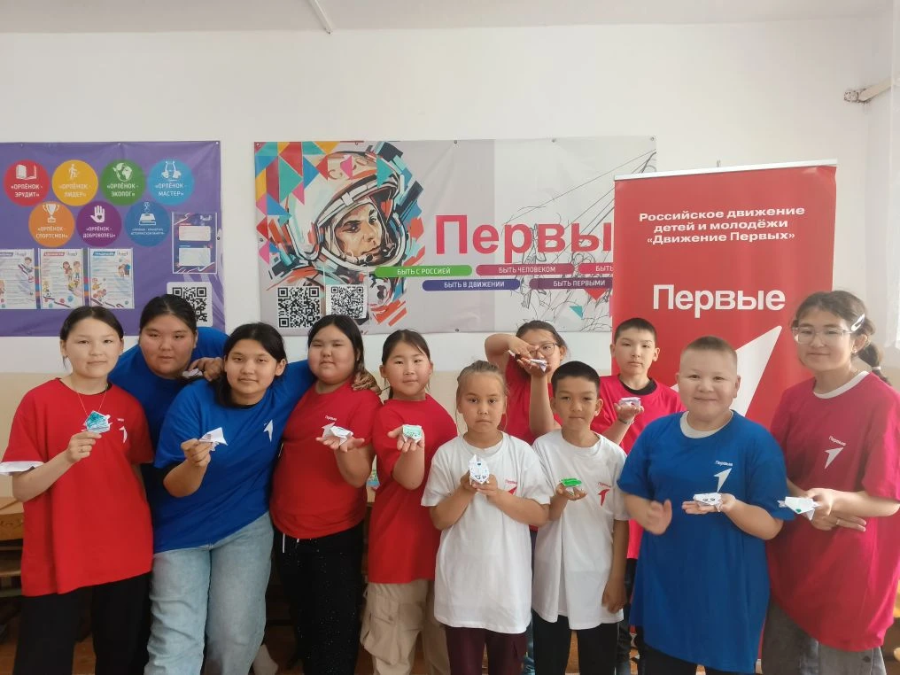 Что делают «Первые»? С удовольствием проводят время на пришкольной площадке!