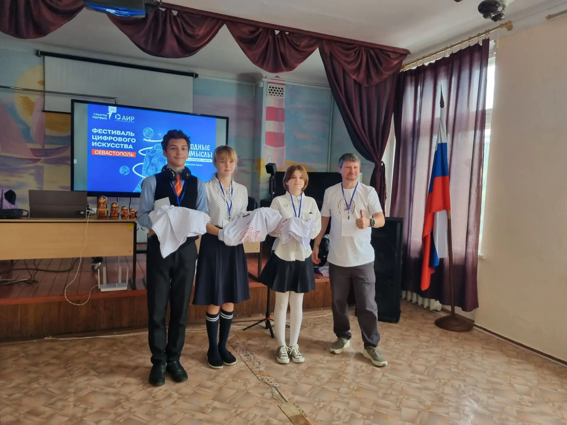 🎨 Традиции в VR: в нашей школе прошёл урок фестиваля «Народные промыслы»!