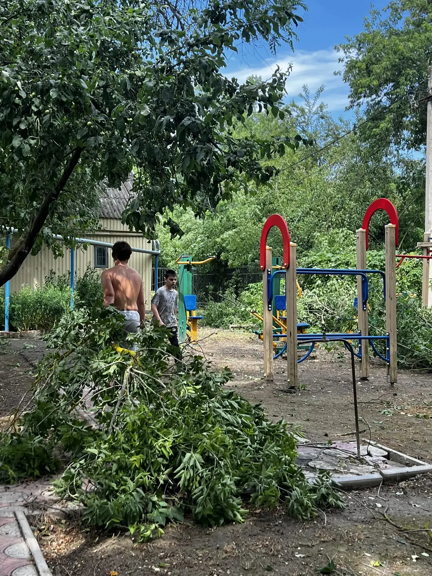 Субботник с душой ❤️

Выходные, подаренные капризной природой, оставили после себя настоящий беспоря
