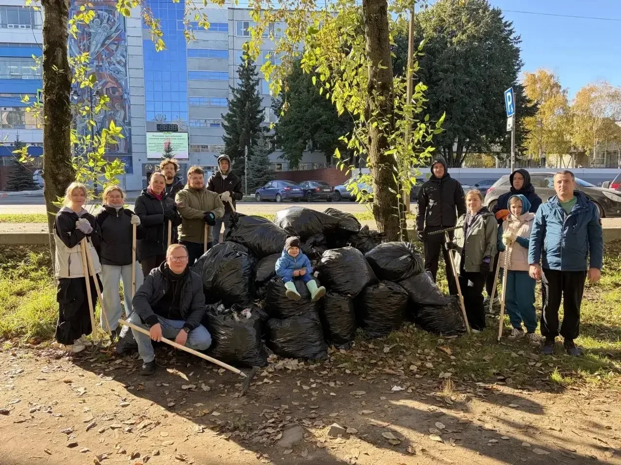 Сегодня вновь прошёл общегородской осенний субботник, объединивший неравнодушных жителей.