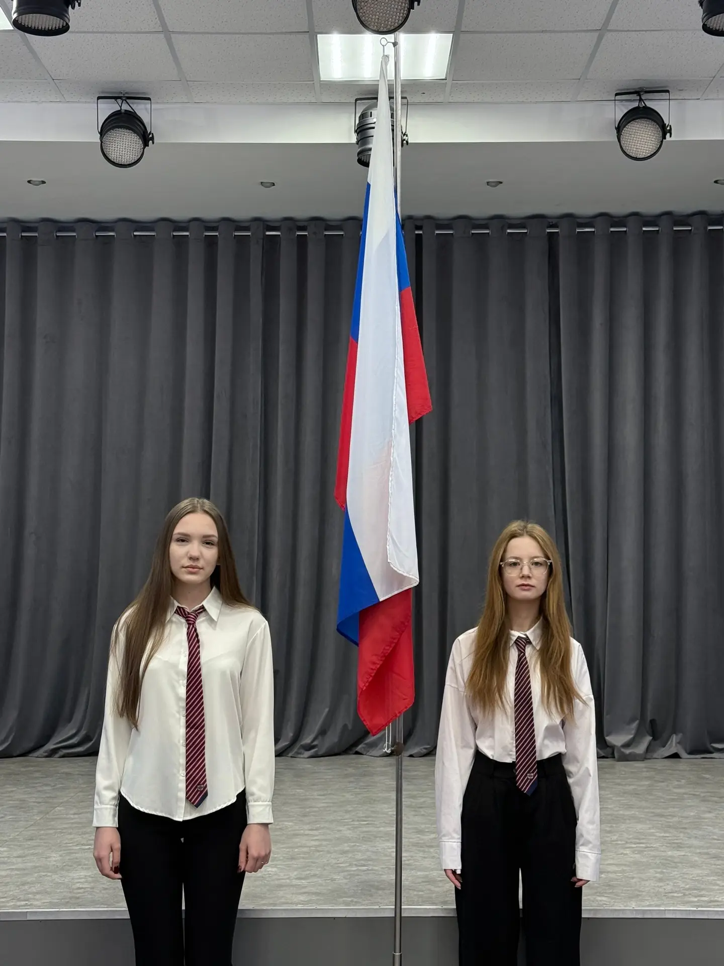 Новая учебная неделя в нашей школе началась с традиционной церемонии поднятия Государственного флага