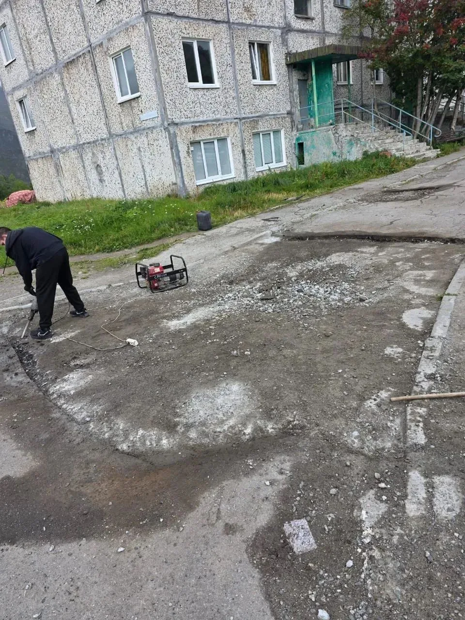 Около четвёртого подъезда на проспекте Ленина, 9а начали восстаналивать асфальт вокруг ...