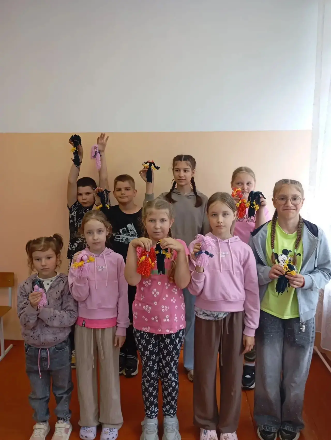 🧶 Магия нитей: создаем кукол-оберегов!

Сегодня в нашем пришкольном лагере день традиций и творчест