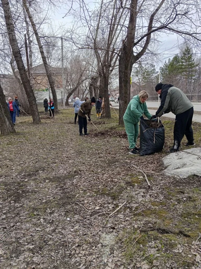 🍂🧹В Бийске полным ходом идут весенние субботники ⁣ В городе активно приводят в порядок общественные 