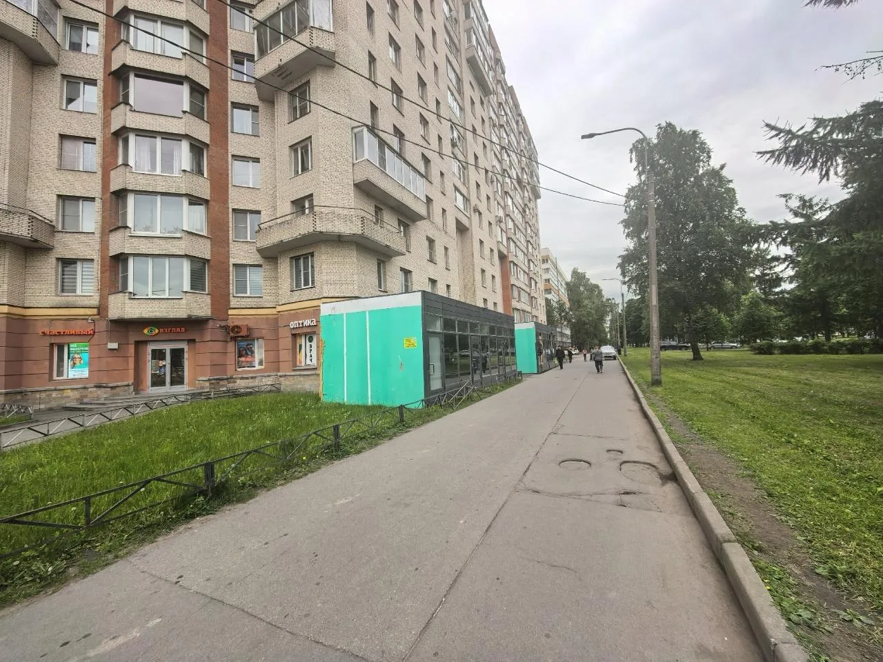На пересечении Партизана Германа и Ветеранов ларьки утсановили прямо на газон возле домов