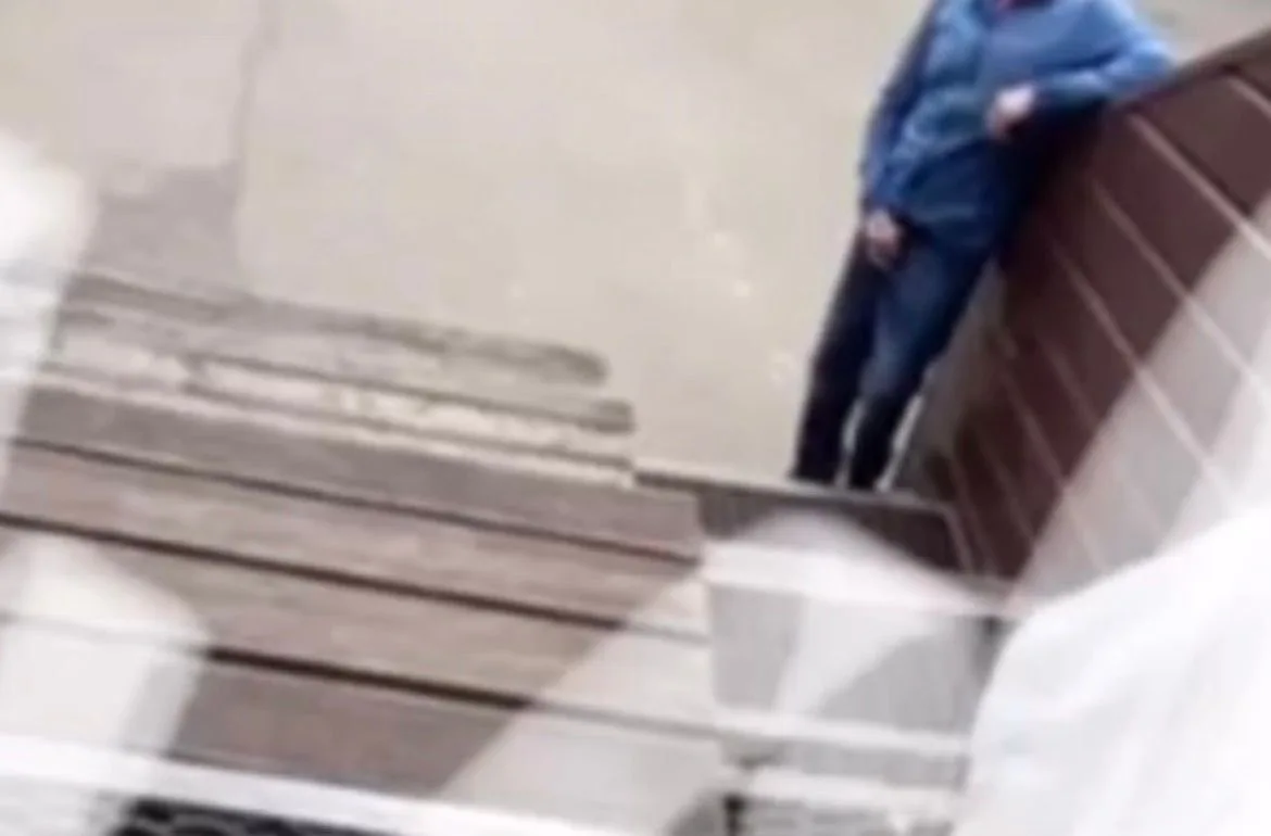 ПРИСТАЛ К МАЛЕНЬКОЙ ДЕВОЧКЕ

Доброго времени суток уважаемые братья и сестры.

К нам поступило обращ
