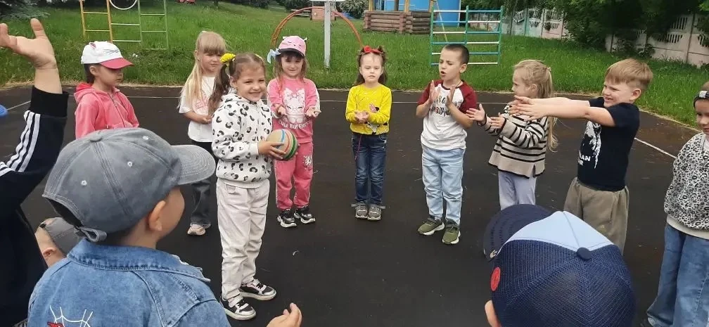 Игры с детьми на свежем воздухе крайне важны для полноценного развития растущего организма. Именно з