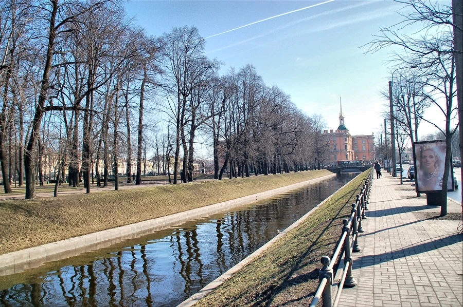 🏵️Погода в Санкт-Петербурге 15 марта 2026 года. Малооблачно. Без осадков. Ветер южный умеренный.  🌡️