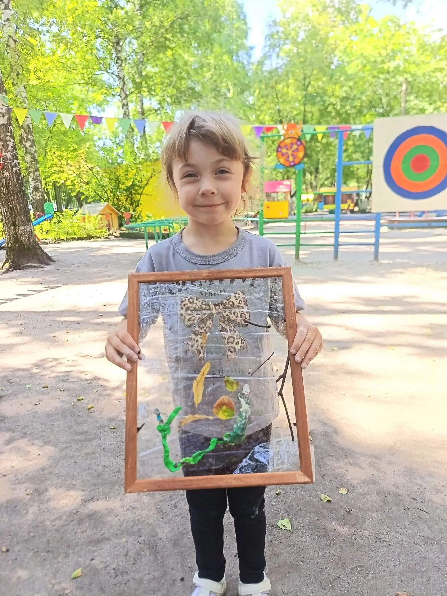 Продолжаем собирать свою копилку впечатлений о лете☀️ 
В детских ручках берёзовые веточки, разноцвет