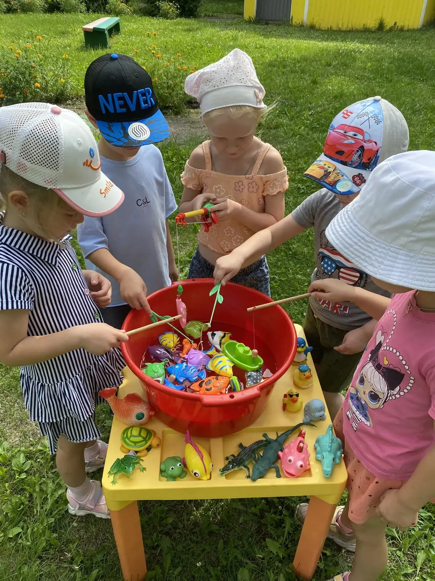 Детские игры на свежем воздухе – одно из самых полезных времяпровождений.