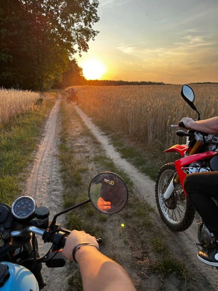 Почему езда на мотоцикле по сельским дорогам — это повышенный риск🏍️