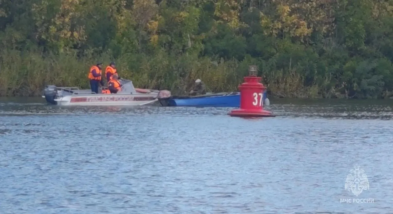 🛟В Азовском районе лодка с двумя рыбаками потеряла ход прямо на участке реки с сильным...