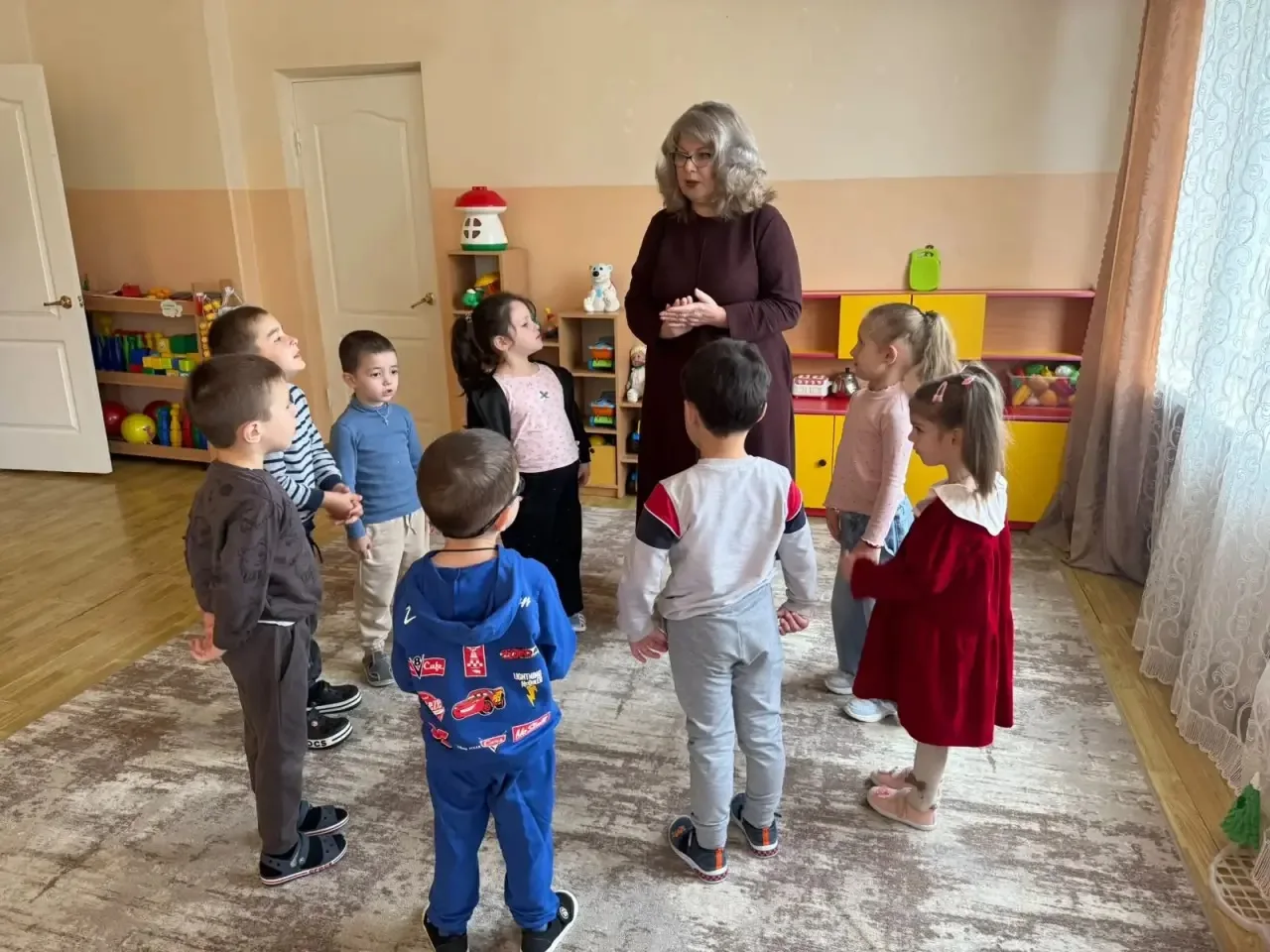 Алфамбылай дунеимӕ зонгӕ кӕныны.