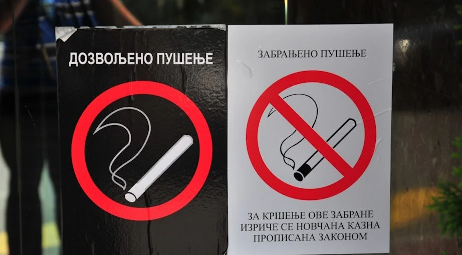 Сербы курят практически везде: в ресторанах, в парках и на детских площадках, в такси, ...