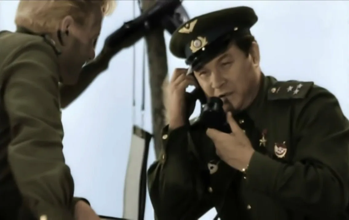 — Как у тебя там? Как у тебя там, Маэстро?  — Всё нормально, падаю!