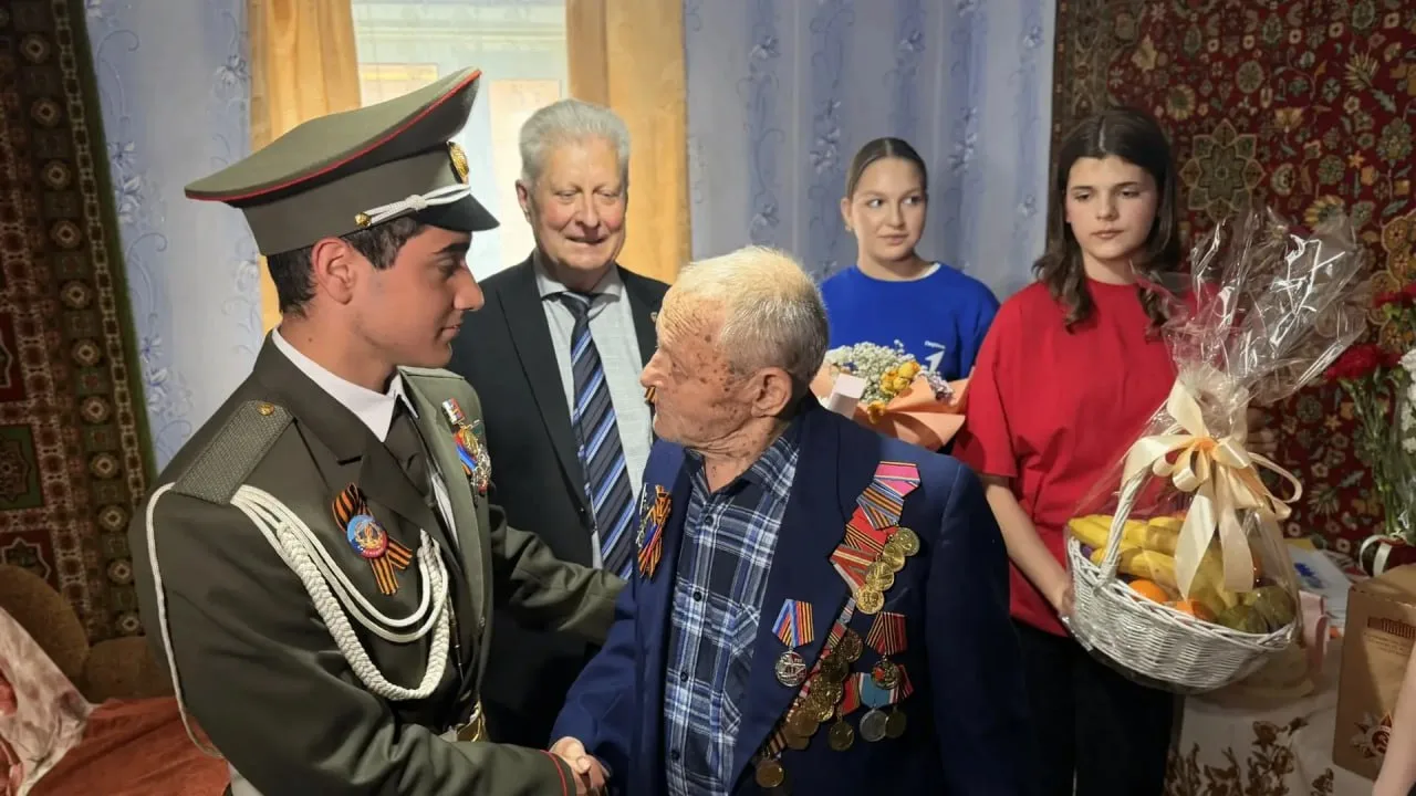 🇷🇺🎗 Ветеранам Великой Отечественной войны вручили подарки от Главы ЛНР Леонида Пасечника  Первые поз