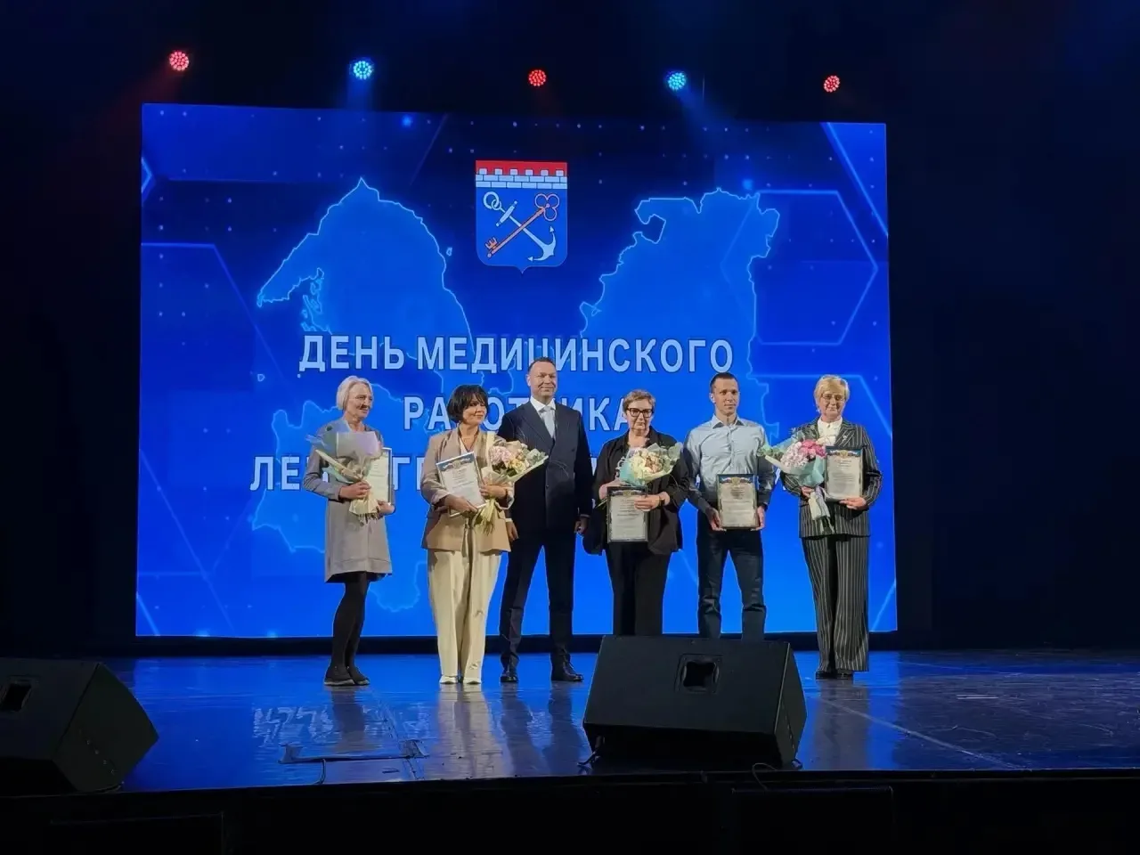 Уважаемые коллеги, дорогие друзья!

От всей души поздравляем вас с Днем медицинского работника! Спас