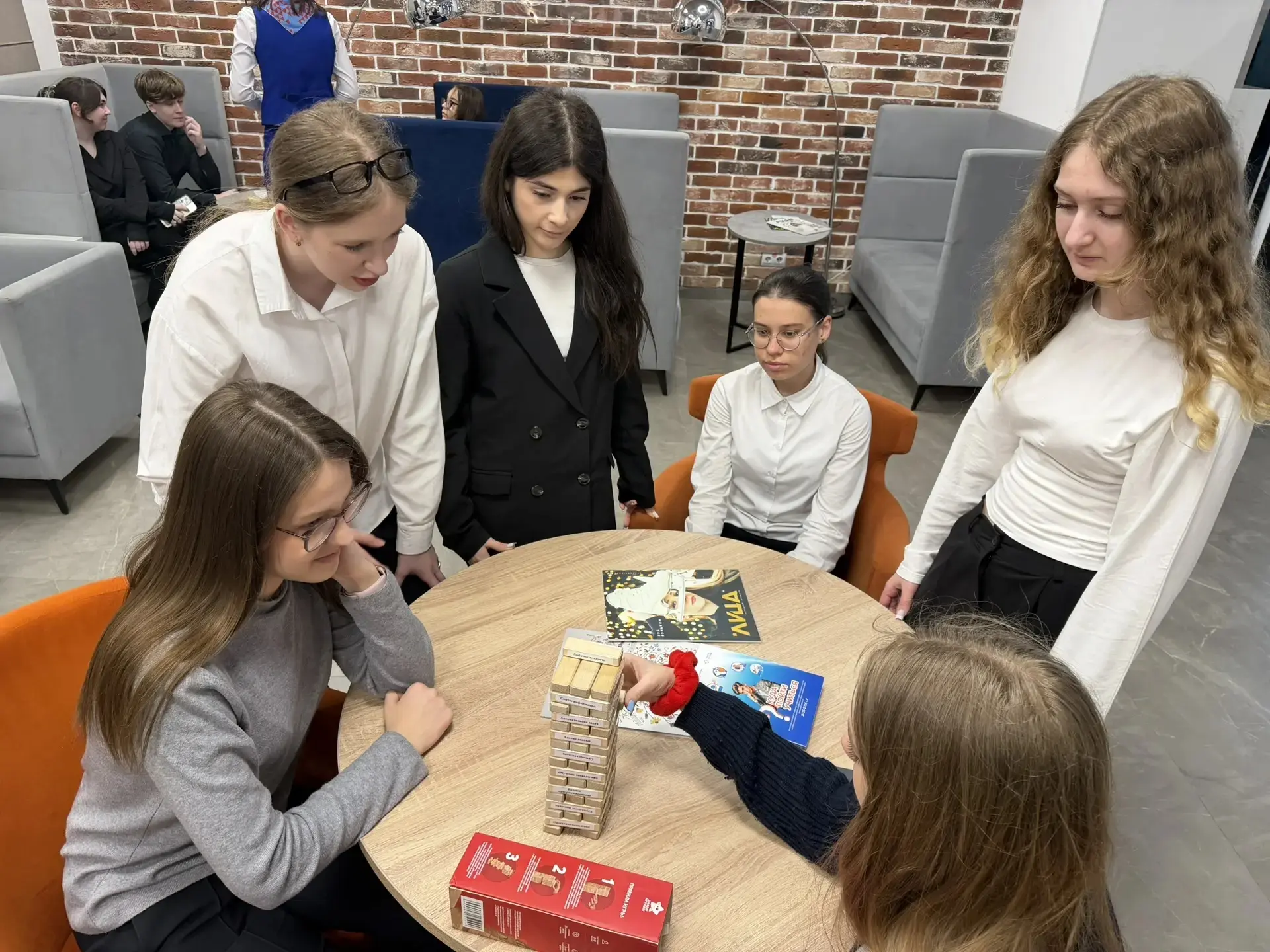 📍 ПРОФОРИЕНТАЦИЯ 📍   В рамках профориентационной программы учащиеся 10А класса посетили центр молодё